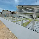 Apto terreo com piscina, quintal e churrasqueira